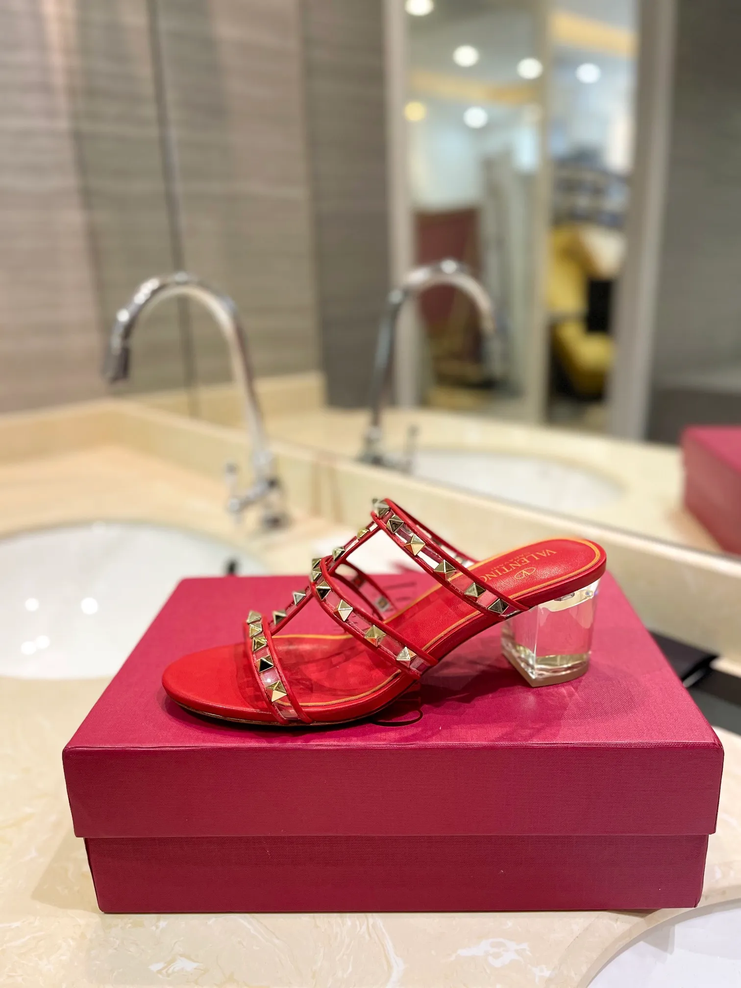 👟👟Ex-factory price 500👟👟 𝑉𝐴𝐿𝐸𝑁𝑇𝐼𝑁𝑂 Valentino ♡ͥ | ²º²⁴💫Purchasing agent level🔍Same color The classic king-shaped slippers with crystal heels are also so beautiful The particularly high-quality hardware brings out a full sense of high-end. After putting it on your feet, you will be stunned and look super slim! The new season lives up to expectations! Worth buying ★Imported cowhide is absolutely high-grade ❥Original method is absolutely sensual ❥Elegant style creates a different feeling🙈 Simple temperament style!  ♡ show bdetails ———————————— ⊿▸: Size｜35-40 (customized at 40.41.42) ⊿▸: Material｜Imported sheepskin + Pvc ⊿▸: Material | Padded sheepskin ⊿▸: Material | Italian🇮🇹 genuine leather outsole ⊿▸: Heel height｜6cm